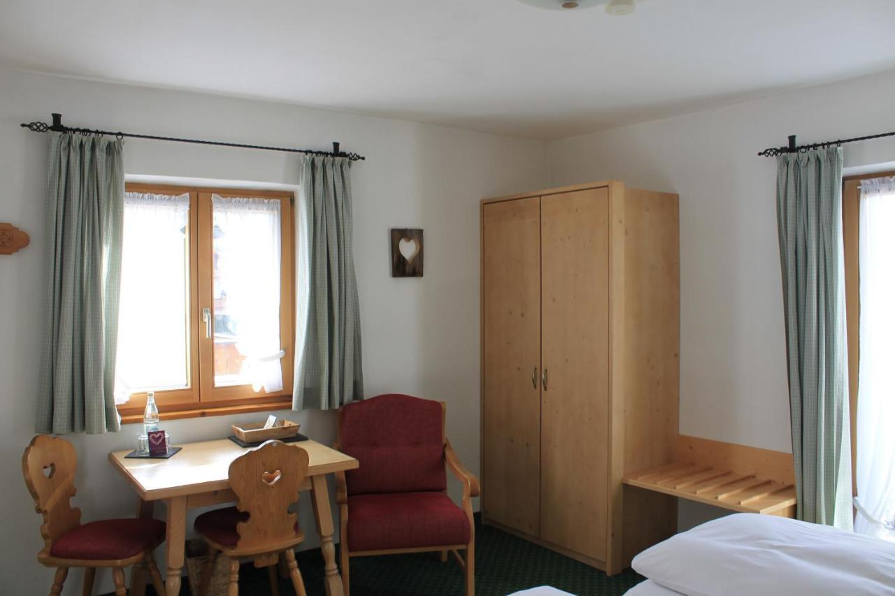 Fruehstueckspension Gaestehaus Zum Weissen Roessl Wallgau Luaran gambar