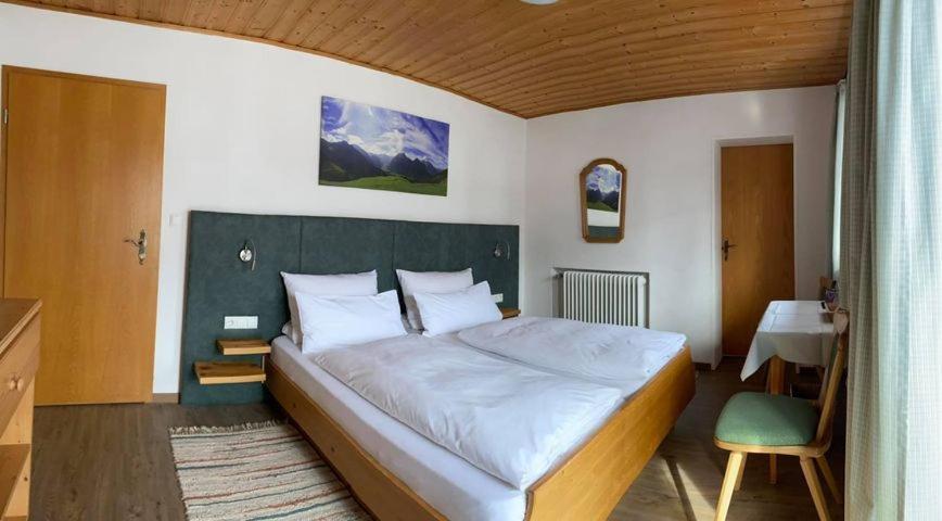 Fruehstueckspension Gaestehaus Zum Weissen Roessl Wallgau Luaran gambar