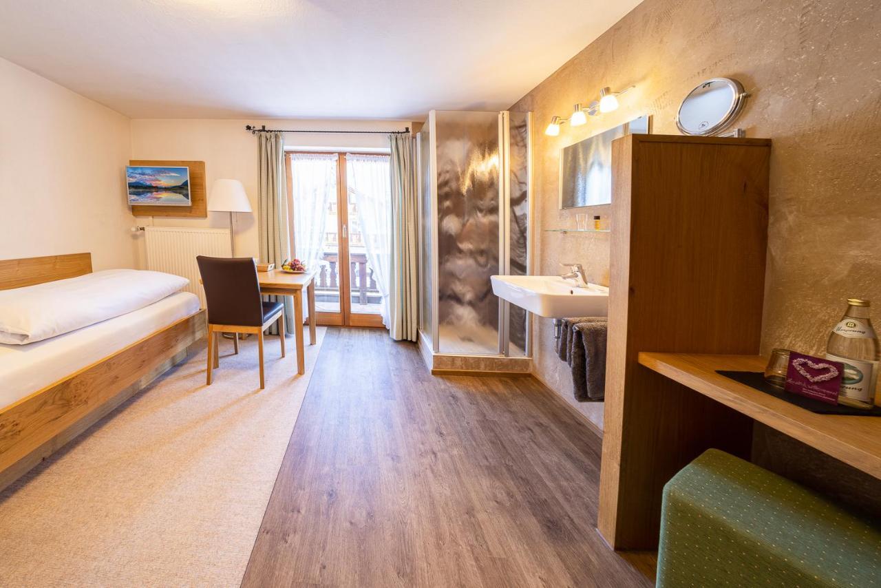 Fruehstueckspension Gaestehaus Zum Weissen Roessl Wallgau Luaran gambar